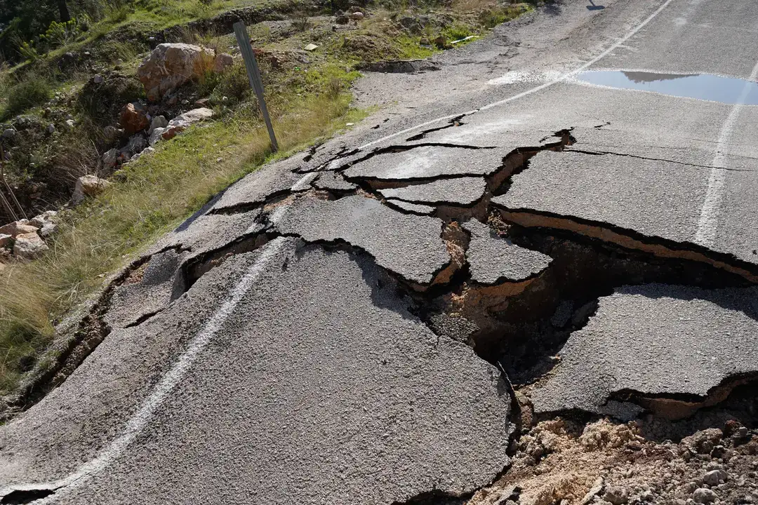 Asfalt Kağıt Gibi Yırtıldı, Dev Yarıklar Yolu Yuttu 7